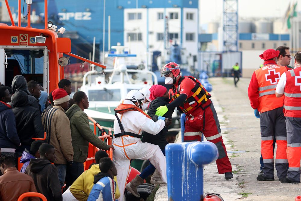 Rescatan a una patera con 50 inmigrantes interceptada en la costa de Málaga