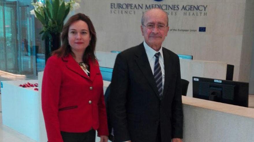María del Mar Martín Rojo y Francisco de la Torre, ayer en la Agencia Europea del Medicamento.