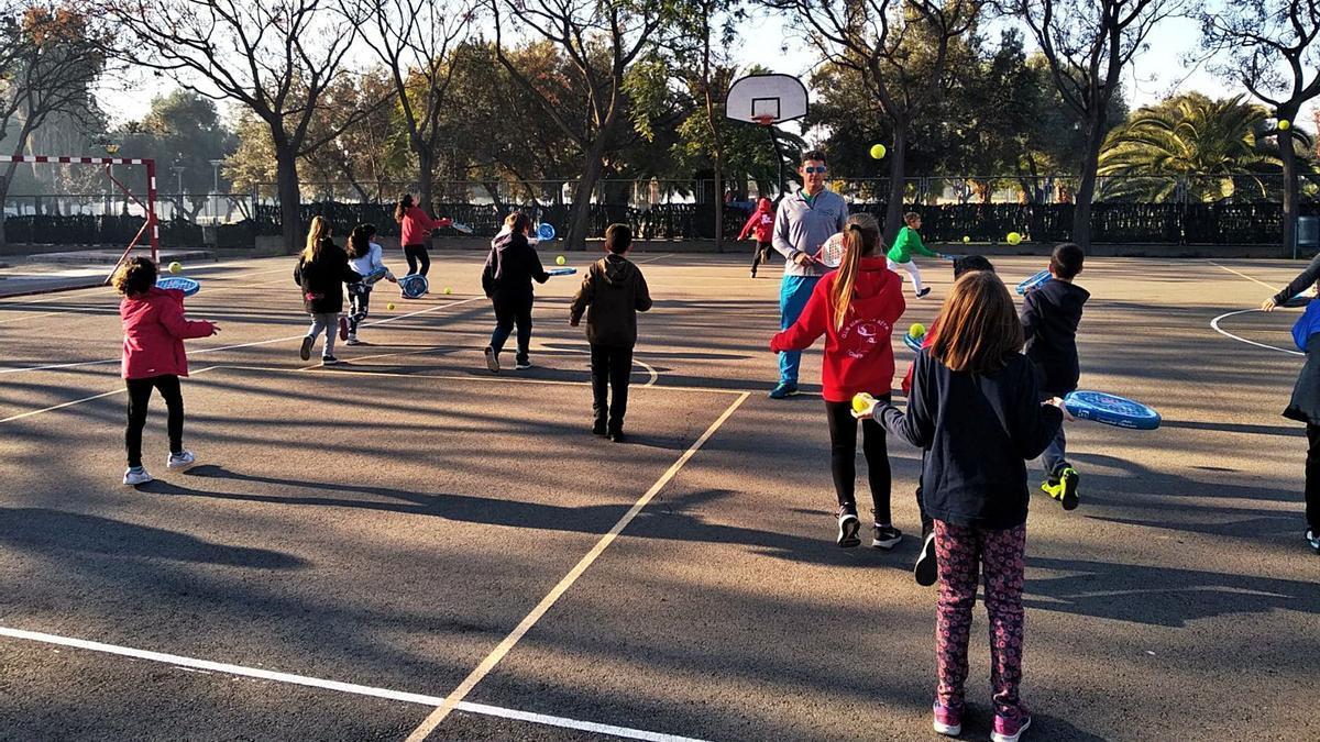 Xiquets i xiquetes fent tocs amb una raqueta de pàdel, en una edició passada d’Esport a l’escola.  | LEVANTE-EMV