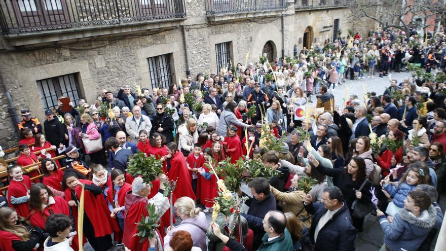 El Domingo de Ramos abarrota Cimadevilla: &quot;Es la fiesta de los niños&quot;