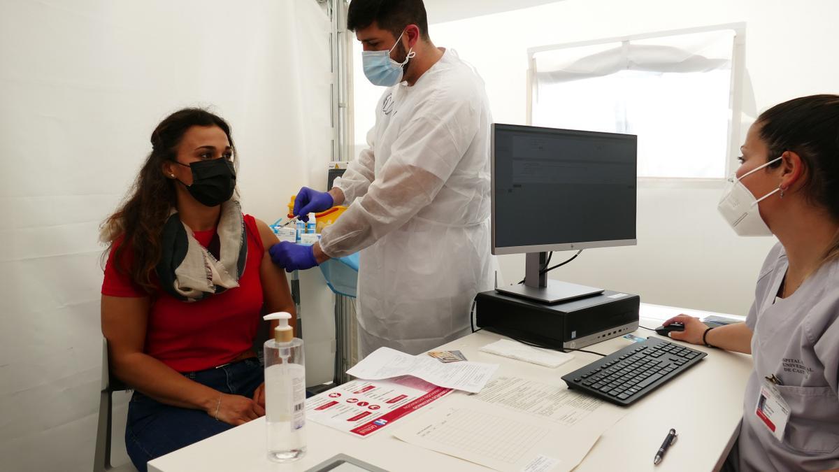 Una profesional docente recibe la vacuna, ayer en el hospital de campaña de Castelló