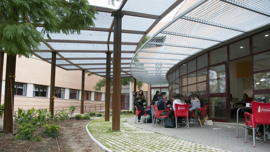 Imagen de la isla verde recientemente construida en la Facultad de Ciencias de la Comunicación y Turismo donde los alumnos disfrutan de un espacio de ocio.