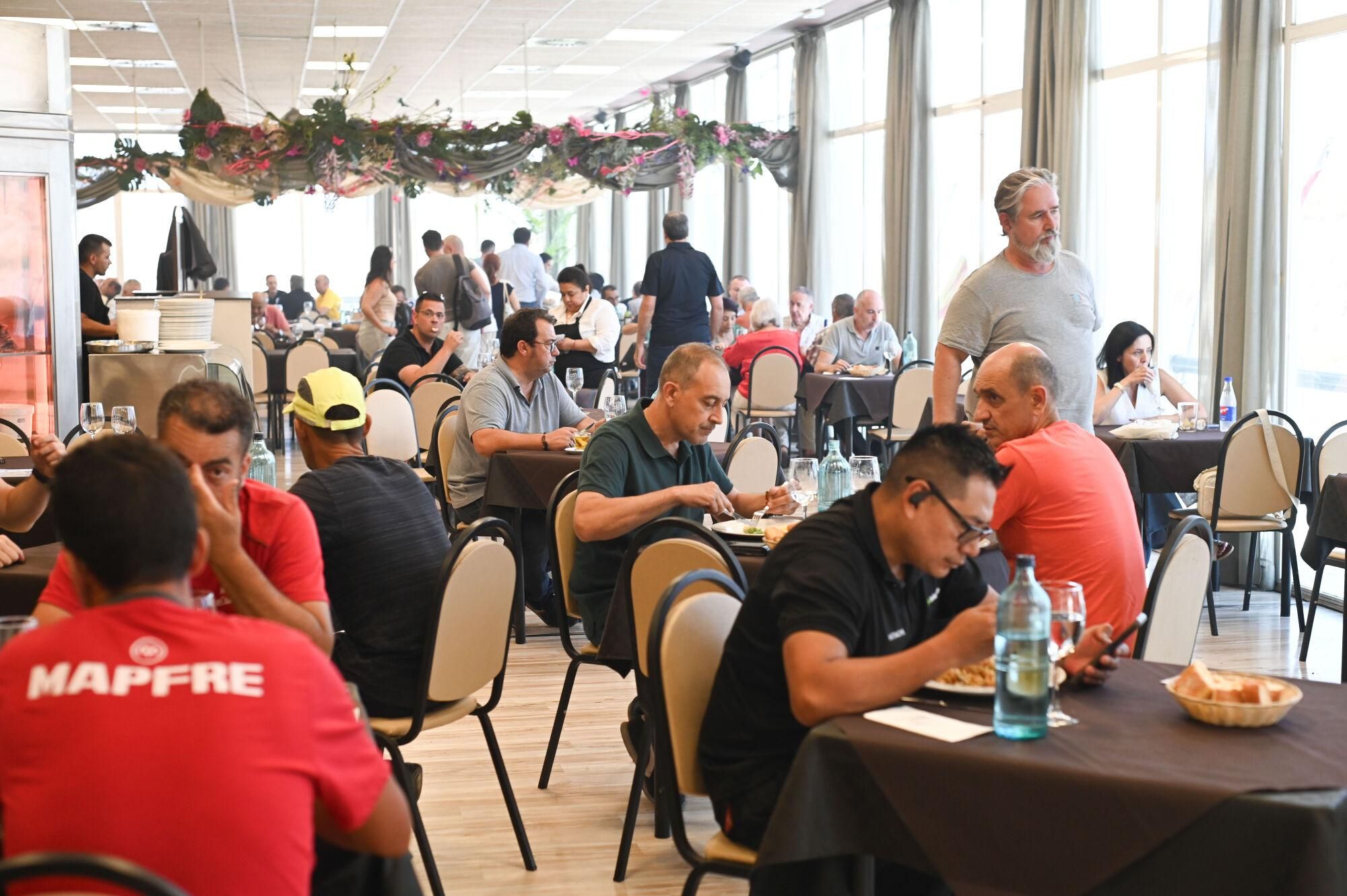 En imágenes | La Torre, el restaurante que triunfa en Malpica con 700 menús diarios y su famoso chuletón: "Viene gente de toda Zaragoza"