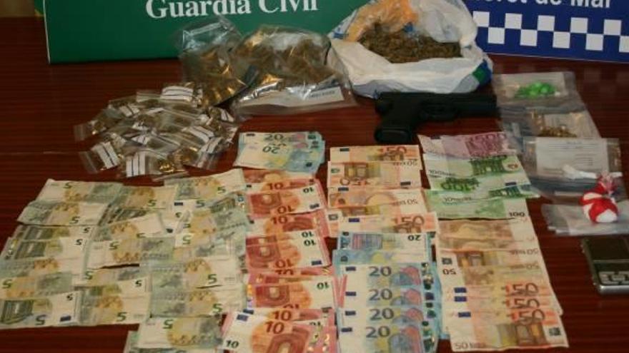 Els agents van escorcollar l&#039;habitatge on van trobar droga i diners.