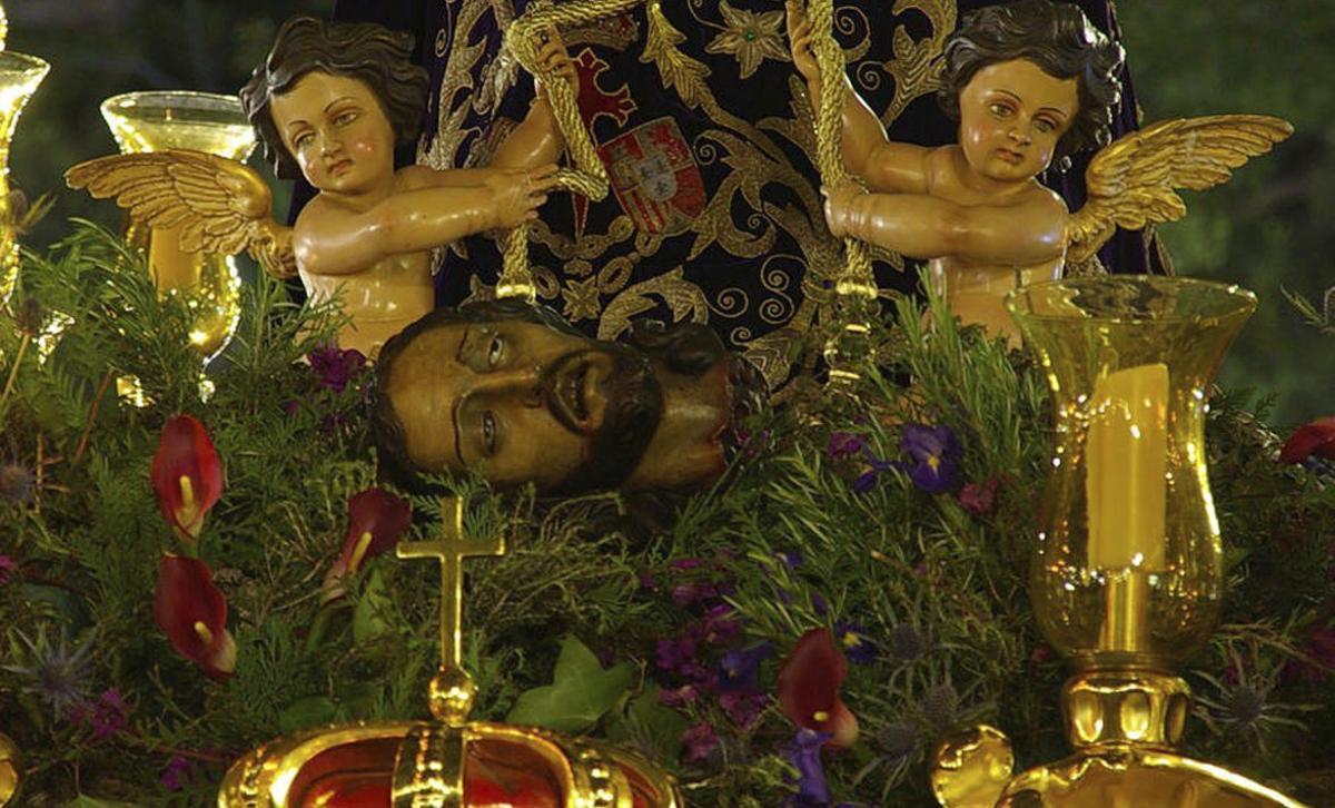 A los pies del Nazareno de El Rico, aparece la cabeza de San Juan Bautista degollado, titular de una hermandad. Recuperada hace poco, es un ejemplo de la concepción barroca de esta escena bíblica.