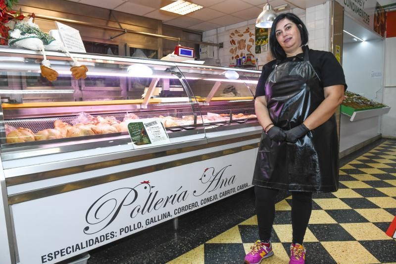 01-04-20  LAS PALMAS DE GRAN CANARIAS. MERCADO CENTRAL. LAS PALMAS DE GRAN CANARIA. Especial profesiones esenciales, Ana, puesto de venta de pollos y derivadose en el Mercado Central.    Fotos: Juan Castro.  | 01/04/2020 | Fotógrafo: Juan Carlos Castro