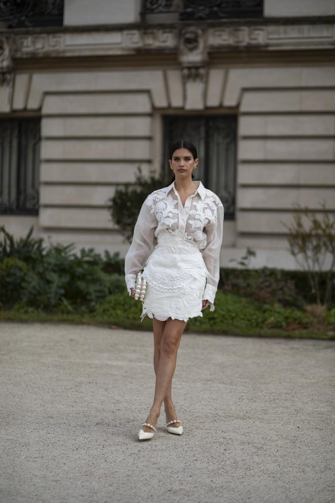 Sara Sampaio con look en blanco