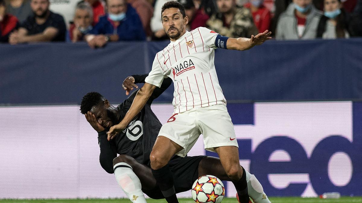 Jesús Navas pugna por el balón durante el compromiso de Champions League entre el Sevilla FC y el Lille