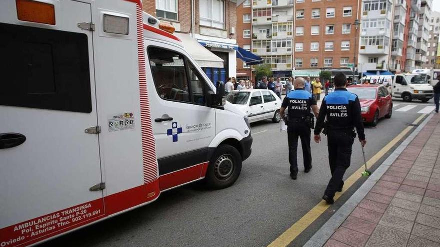 La ambulancia y el coche que cometió el atropello, ayer, en la avenida de Portugal.