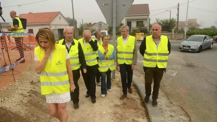 Rueda y Durán acudieron a la presentación de una senda peatonal en la PO-549 en Vilanova de Arousa.   | // FARO