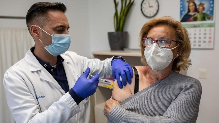 Un profesional médico poniéndo una vacuna a una paciente.  | Emilio Fraile