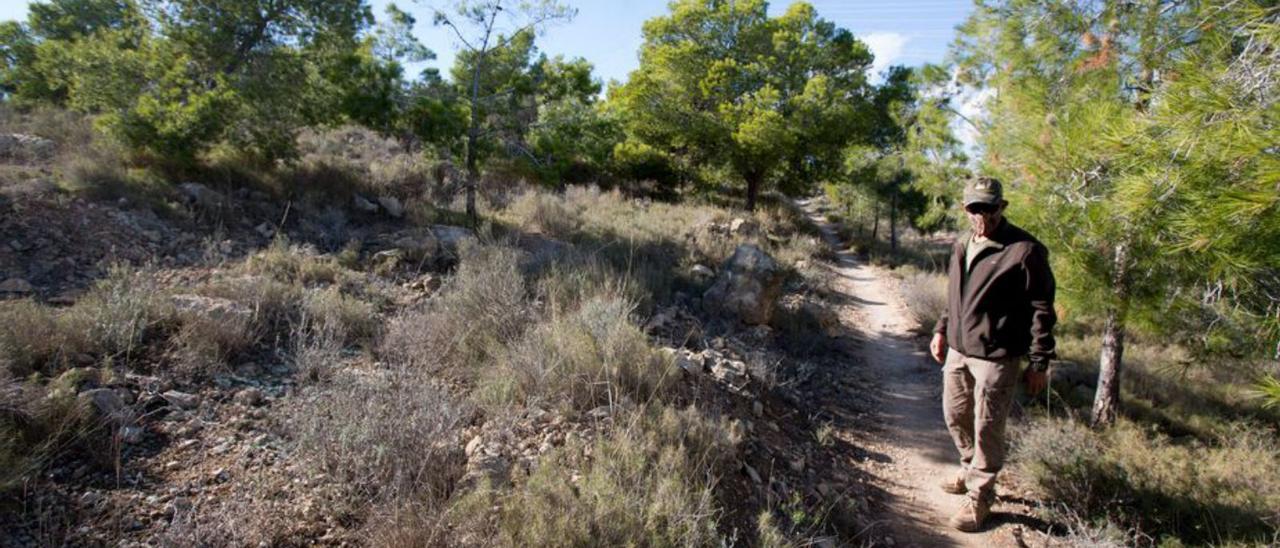 Un cazador en el camino donde ocurrió el accidente