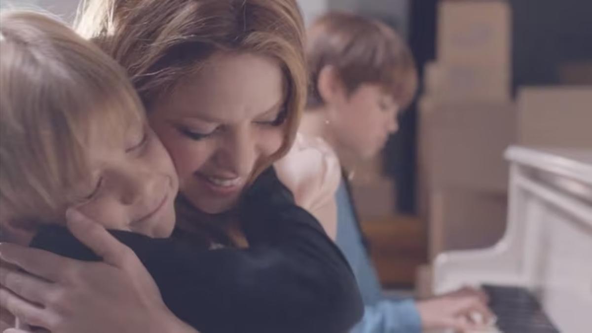 Shakira junto a sus dos hijos en el videoclip de 'Acróstico'.