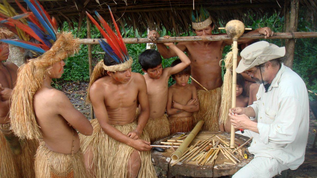 Carlos Blanco Fadol reconstruyendo instrumentos perdidos de la etnia yagua de amazonas