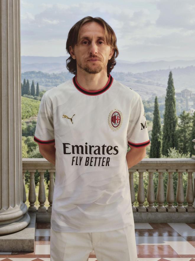 Modric renueva con el Milan una temporada más y jugará hasta los