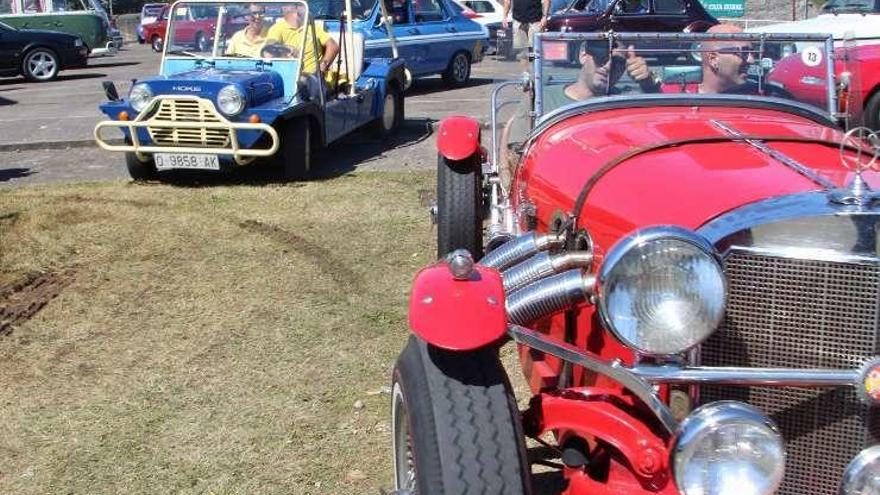 Los coches clásicos ruedan por el concejo