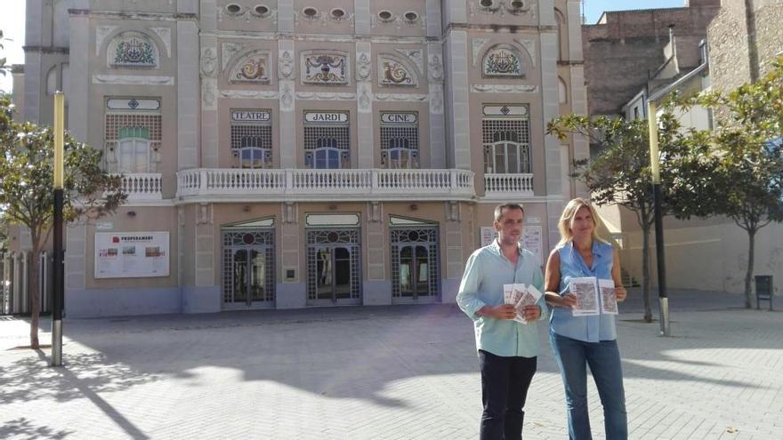 El regidor de Cultura i l&#039;alcaldessa de Figueres, davant del Teatre