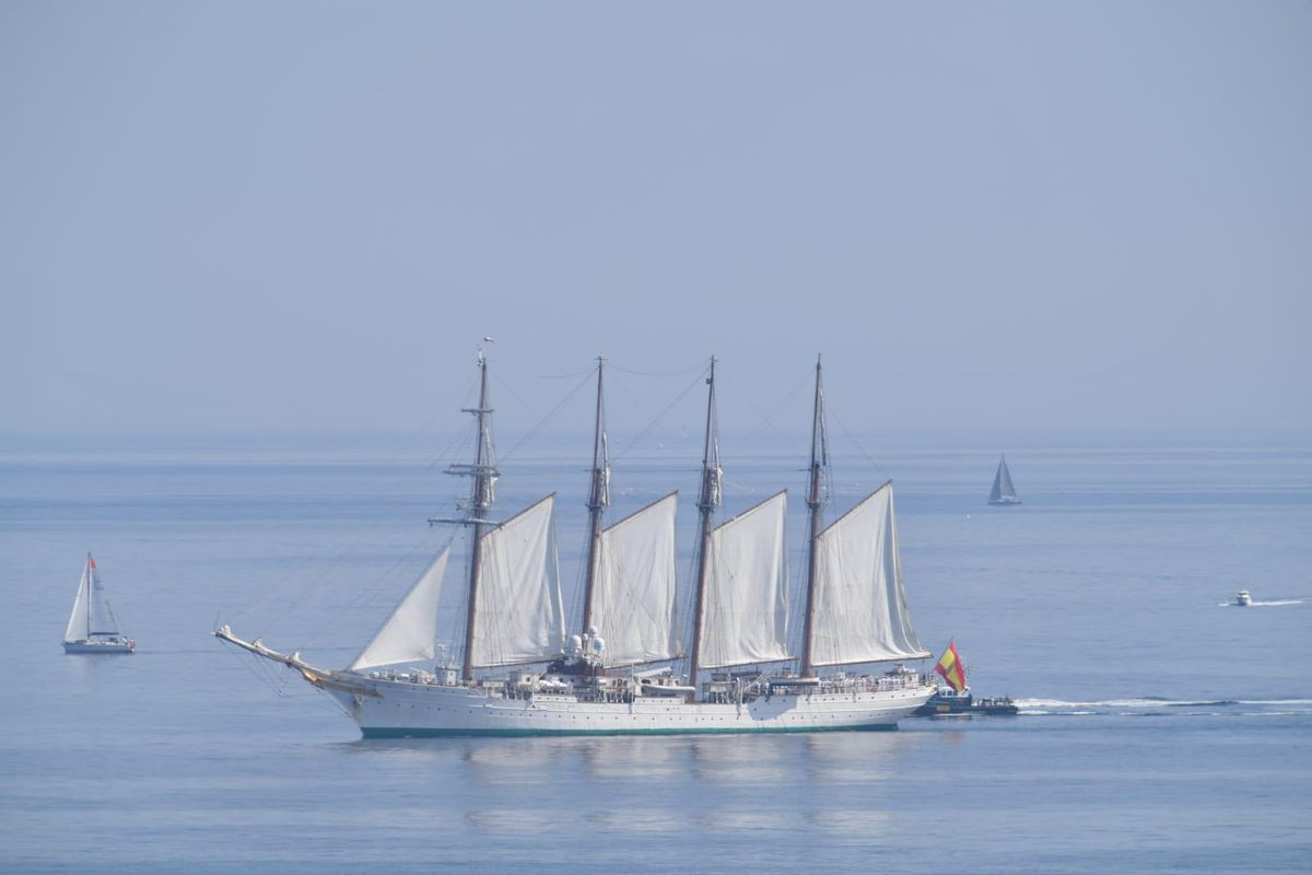 El Juan Sebastián de Elcano, frente a la costa coruñesa