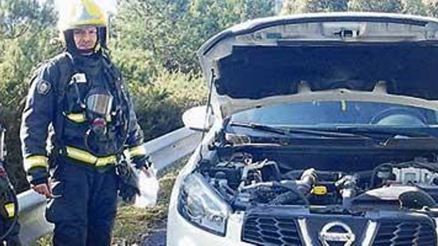 Coche incendiado en el Corredor do Morrazo