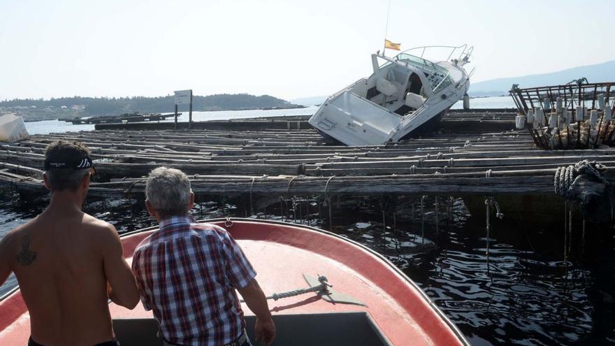 Una embarcación de recreo, «encallada» sobre una batea en la ría de Arousa.
