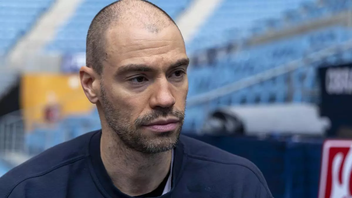 Oliver Stevic: «Me veo algún día poniéndome un traje y en el banquillo»