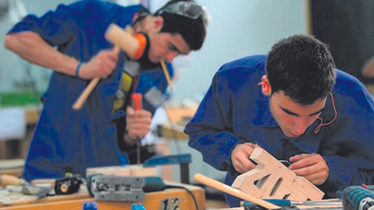 Alumnes en un curs de formació professional de fusteria.