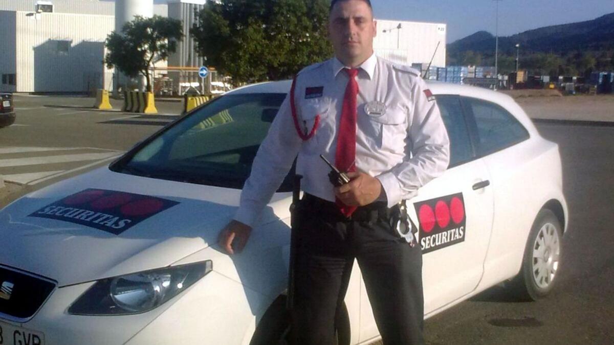 Eugen Marin davant d’un cotxe de la seva empresa. | ACN
