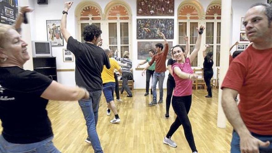 Wozu Zumba, wenn es Ball de Bot gibt? Bei den mallorquinischen Volkstänzen bestimmen die Frauen, wo es lang geht