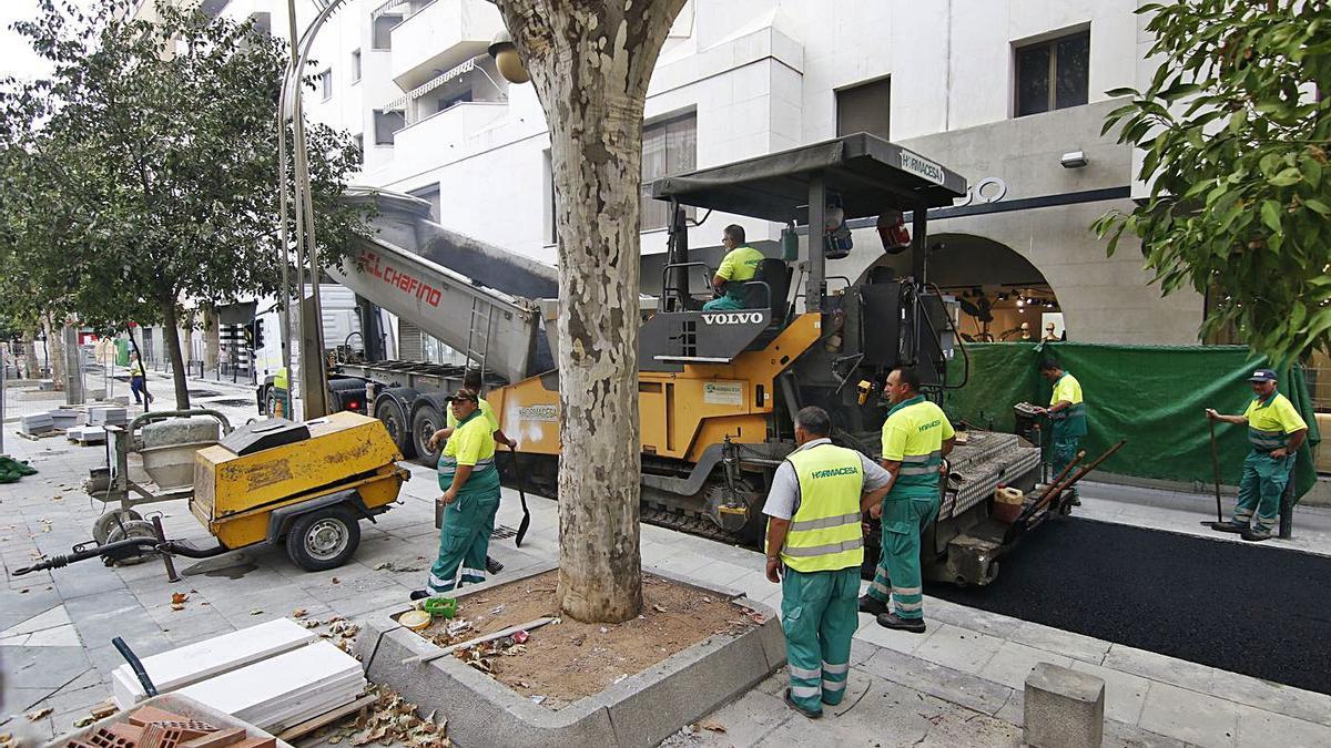 Los operarios trabajan en la reforma de uno de los laterales del bulevar de Gran Capitán.