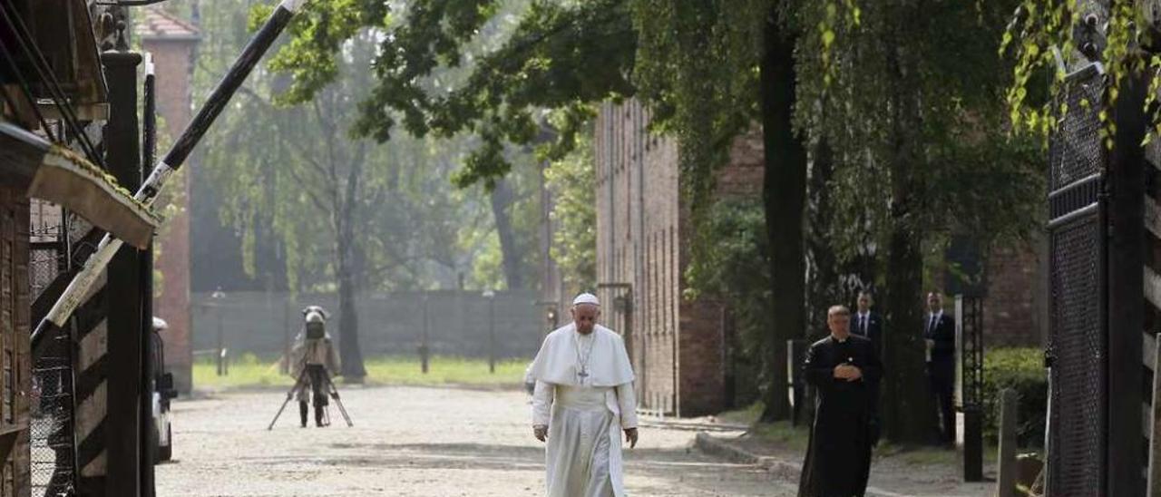 El Papa Francisco atraviesa la puerta &quot;Arbeit macht Frei&quot; (El trabajo os hace libres) de Auschwitz. // Efe