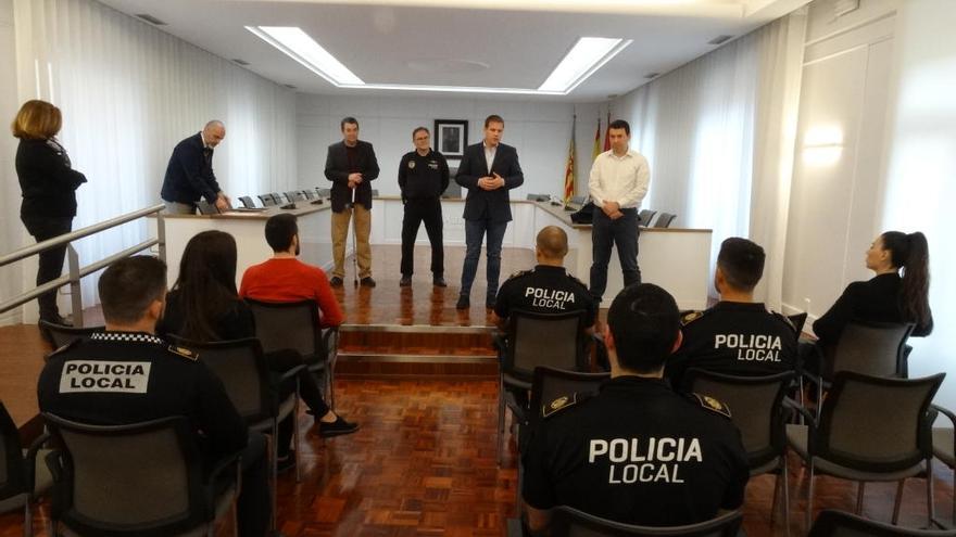 Acto de bienvenida de los siete agentes, en el salón de plenos del consistorio de Xàtiva