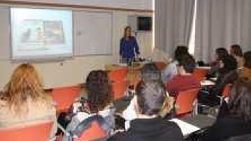 Conferencia en el CEU sobre cooperación