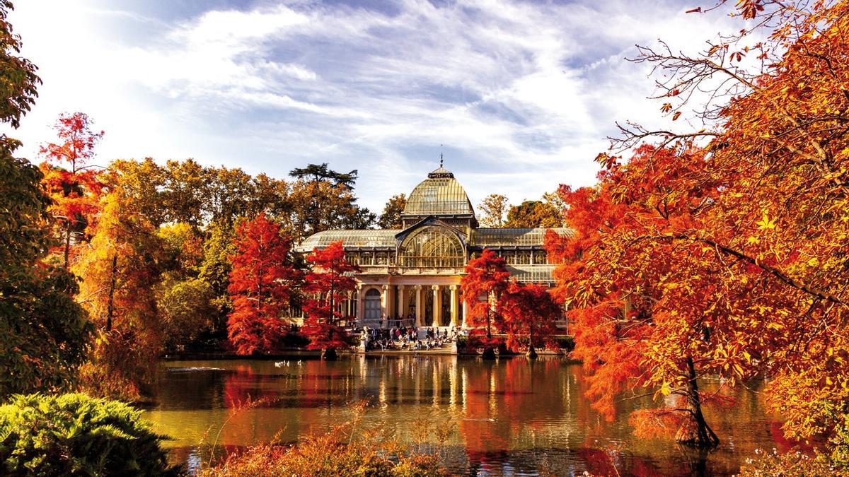 Vista otoñal del Palacio de Cristal, en el parque del Retiro