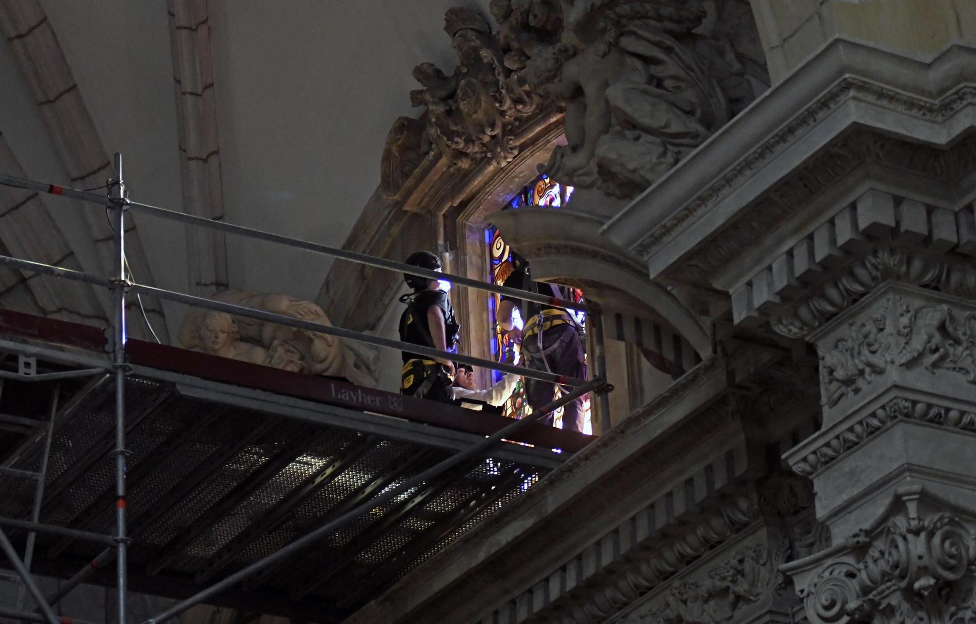 Así han instalado las vidrieras de San Pedro y San Pablo en la Catedral de Murcia