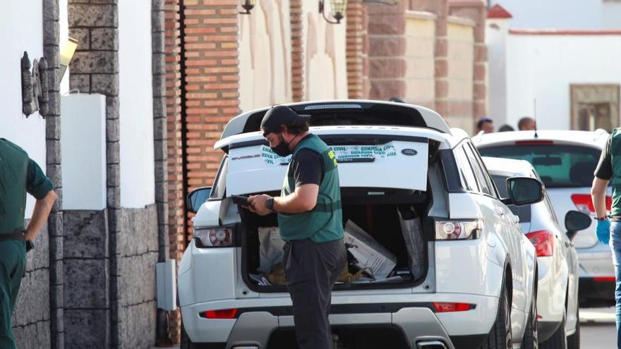 Agentes de la Guardia Civil durante el operativo.