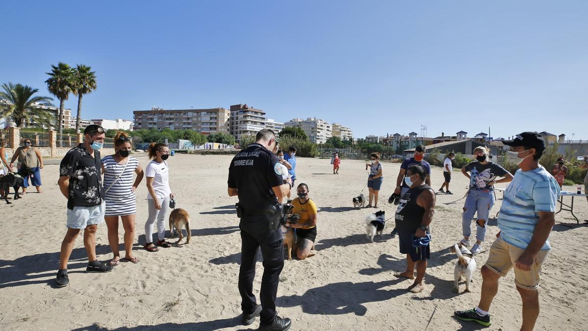 Protesta para reclamar "playas caninas dignas" en Torrevieja