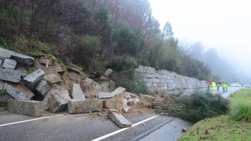 Muro de contención, tierra y vegetación caídos en el carril de salida a Cangas desde el corredor. // G.N.