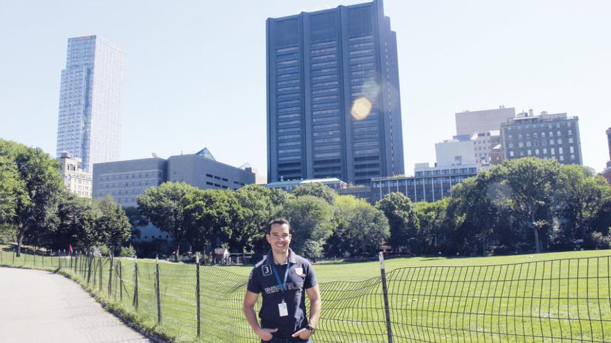 Carlos Álvarez, en Central Park y con el Mount Sinaí a sus espaldas.