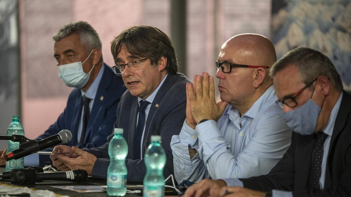 El expresidente de la Generalitat Carles Puigdemont, su abogado, Gonzalo Boye, y el jefe de la Oficina de Carles Puigdemont, Josep Lluís Alay, en una rueda de prensa a 25 de septiembre de 2021, en L’Alguer, Cerdeña (Italia).