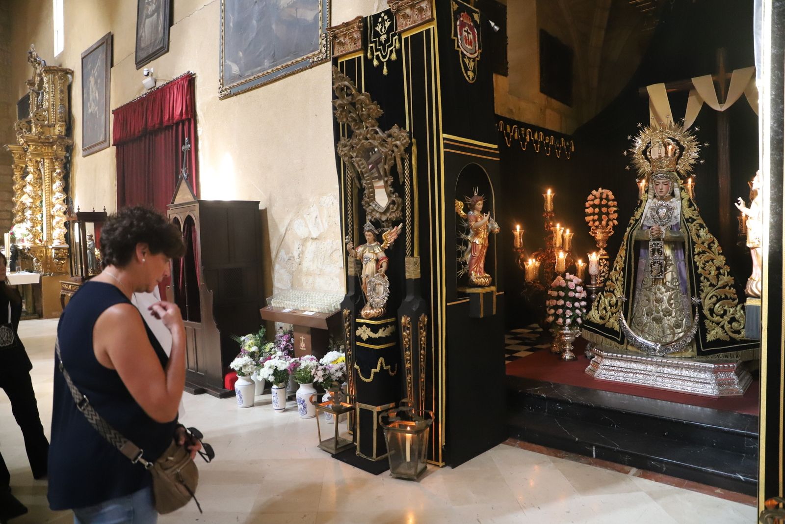 Los besamanos y procesiones del Día de Todos Los Santos, en imágenes