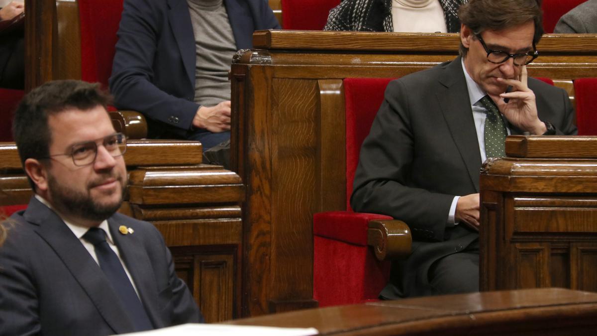 El president del Govern, Pere Aragonès, i el cap de l'oposició, Salvador Illa (PSC), durant el ple del Parlament