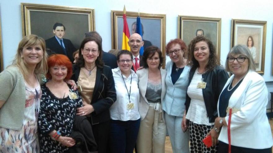 La consellera Pilar Costa y la abogada Maria Durán, con la vicepresidenta Carmen Calvo