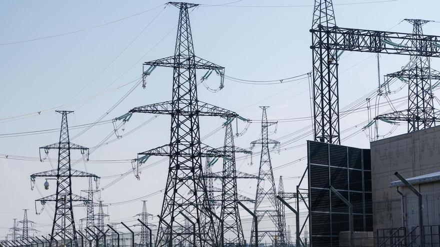 Baterías y 'marcapasos' en la red eléctrica, el plan de Lituania para evitar un apagón como el de la Península Ibérica