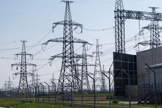 Baterías y 'marcapasos' en la red eléctrica, el plan de Lituania para evitar un apagón como el de la Península Ibérica
