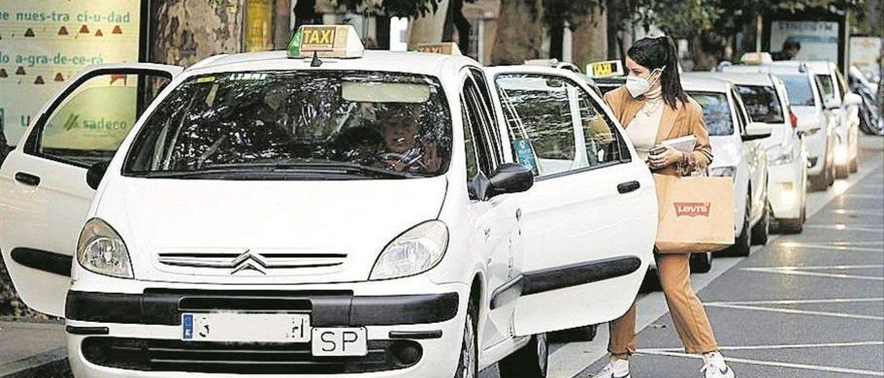 Imagen de archivo de la parada de taxis de Gran Capitán en Córdoba.