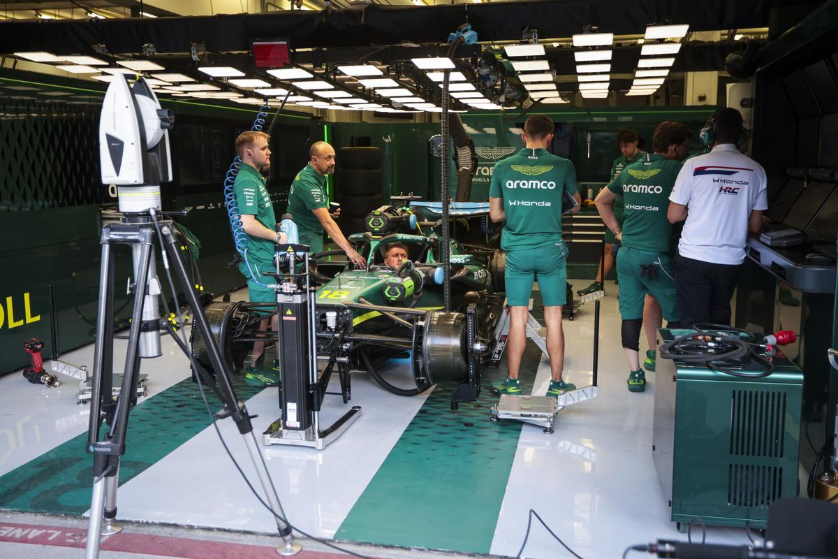 Stroll, en el box de Aston Martin