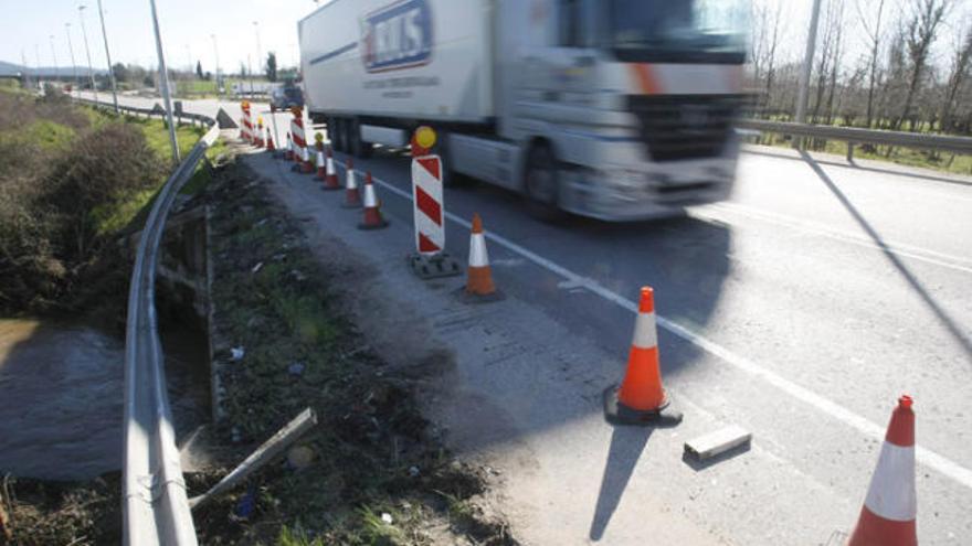 Un camió passa pel lloc on es va produir l&#039;accident.