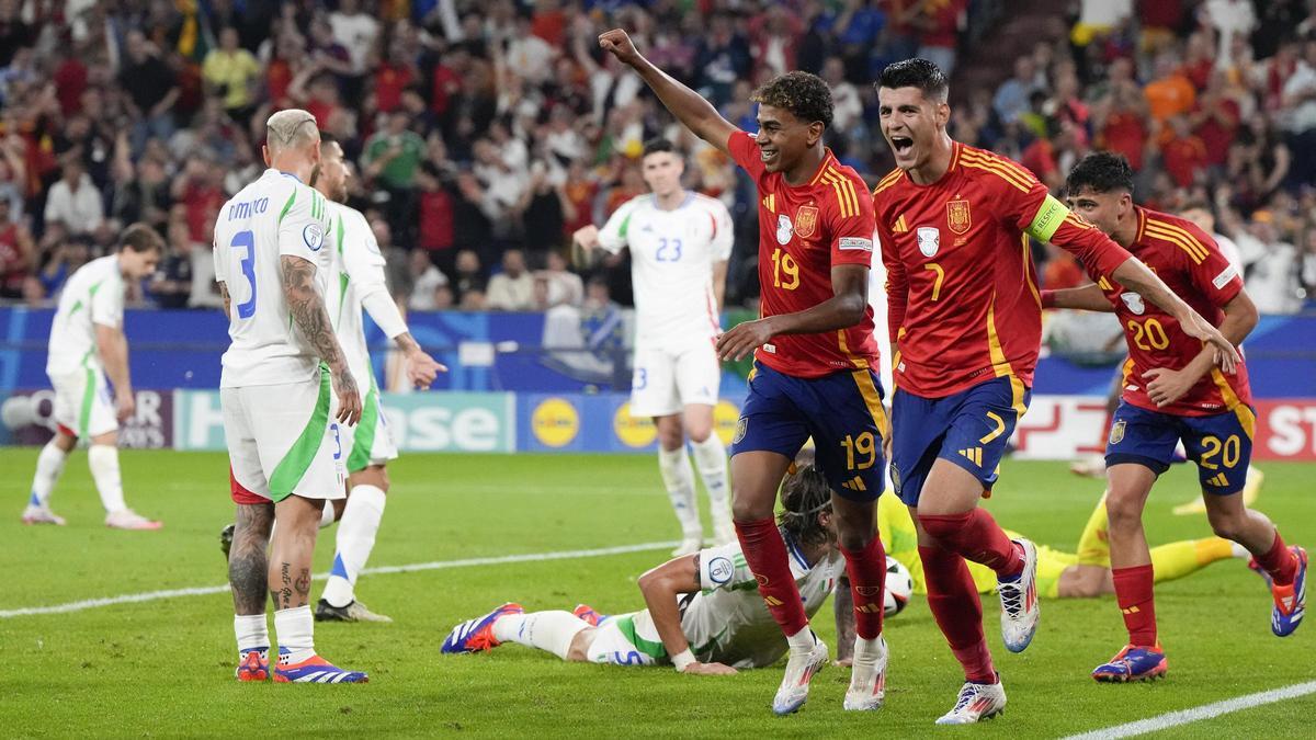 Álvaro Morata y Lamine Yamal celebran el gol en propio puerta del equipo italiano.
