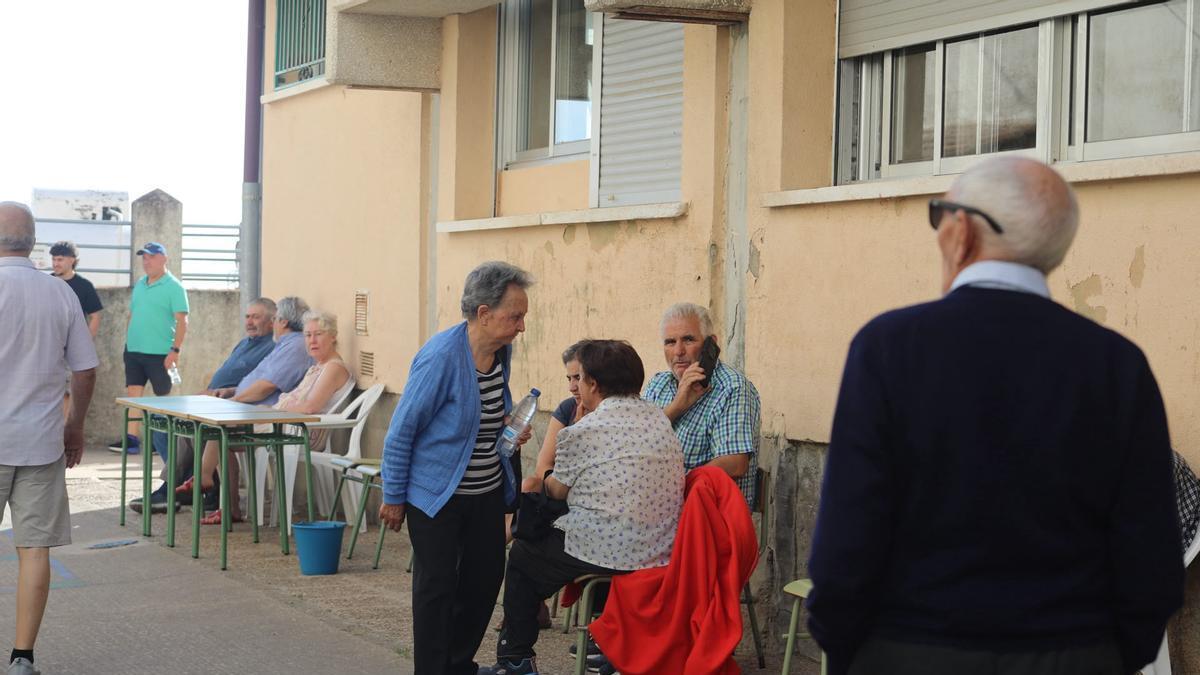 Vecinos evacuados al "albergue" de Bermillo por el incendio de Fermoselle: "Cuando te toca es muy duro porque en el pueblo tenemos toda nuestra vida"