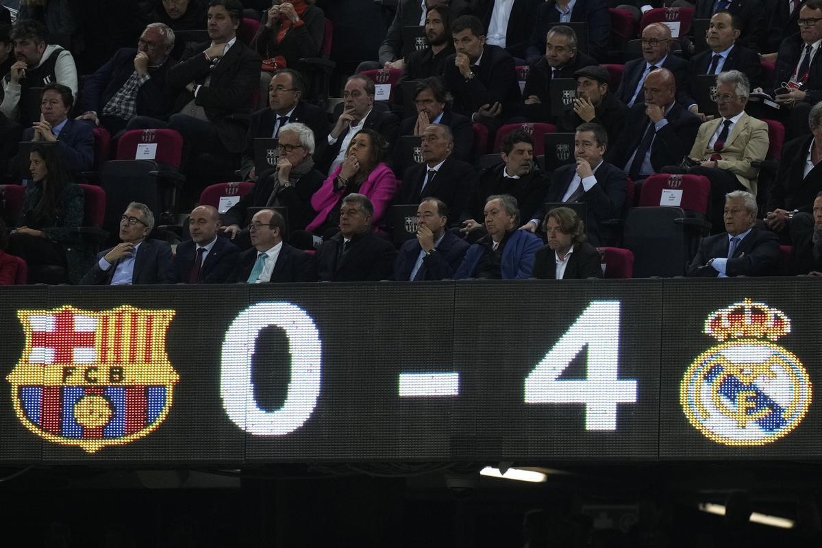 Joan Laporta, en el palco durante el Barcelona - Real Madrid de semifinales de la Copa del Rey. EPC